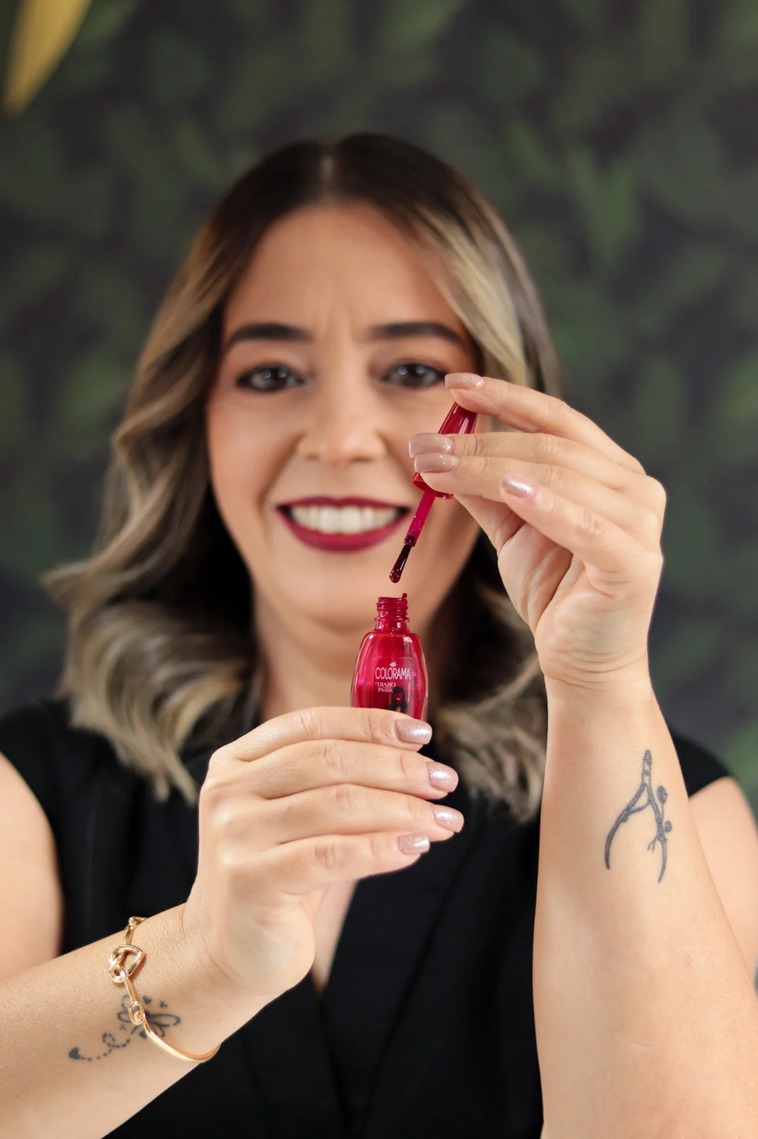Raquel, profissional da esmalteria